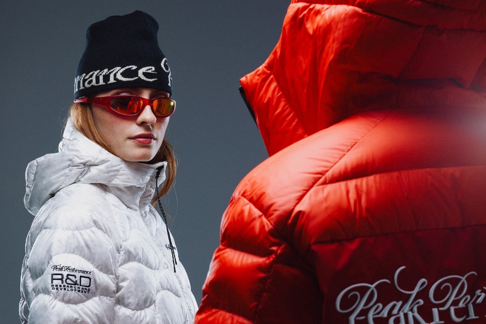 Modelka w białej kurtce puchowej Peak Performance R&D